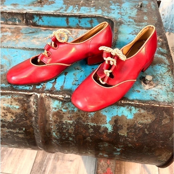 ♥️HP♥️🎉VTG Linda’s in Red, Incredible Condition, Original Laces, 7 - Picture 6 of 7